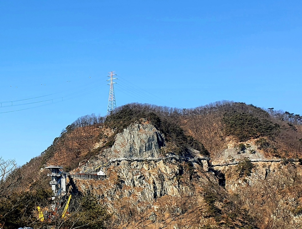 밑에서 바라본 소금 잔도