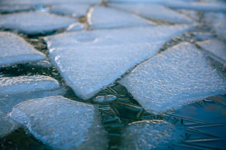 수많은-얼음-조각들이-물-위에-둥둥-떠있는-꿈