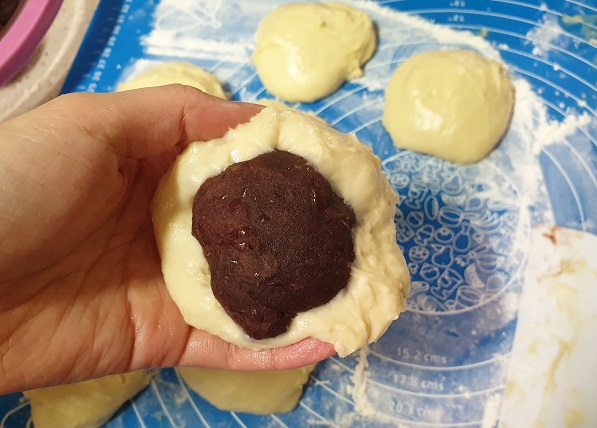 반죽에 팥앙금 넣는 모습