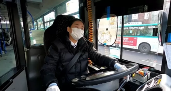 "거친 대형 버스를 몰지만 힘들지 않아요!"25살 아가씨는 뇌성마비 오빠를 돌보기 위해서 대형 버스 기사가 되었습니다.
