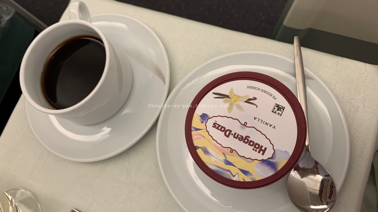 KE945-ICN-FRA-BUSINESS-COFFEE AND ICE CREAM