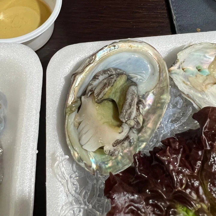 전복 색깔이 초록색인데 먹어도 되나요