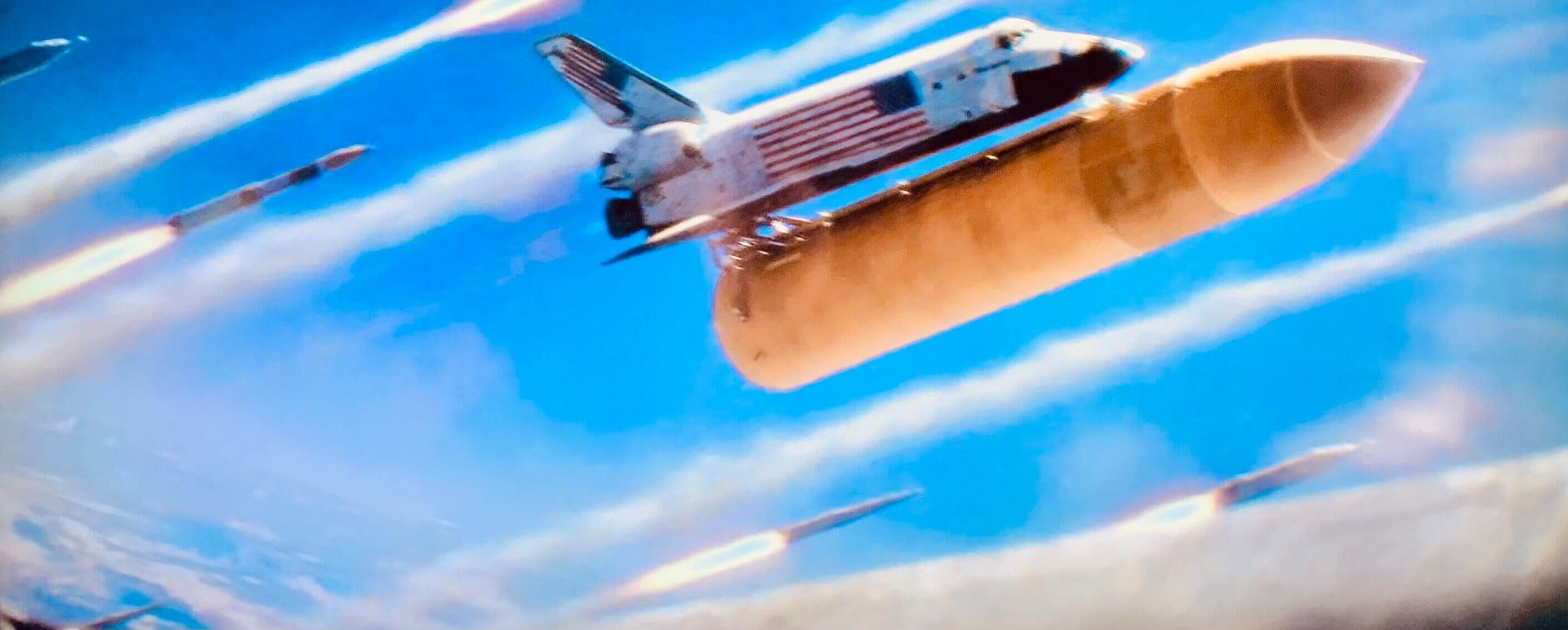 미국-국기-우주선이-미사일을-달고-하늘로-날라가는-모습