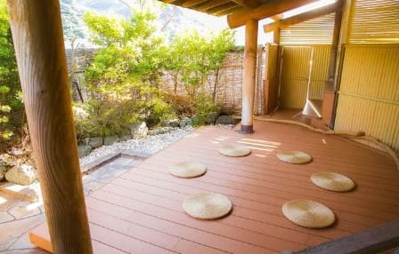 마루같은 공간에 일본식 방석이 6개 놓여져 있다.