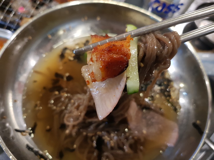 막국수와-닭갈비-젓가락으로-집은-이미지