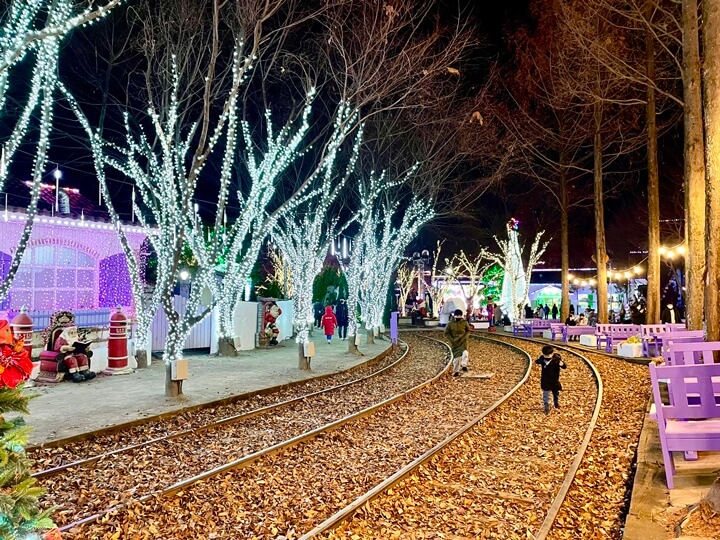 청도-프로방스-크리스마스산타마을-빛축제-기찻길