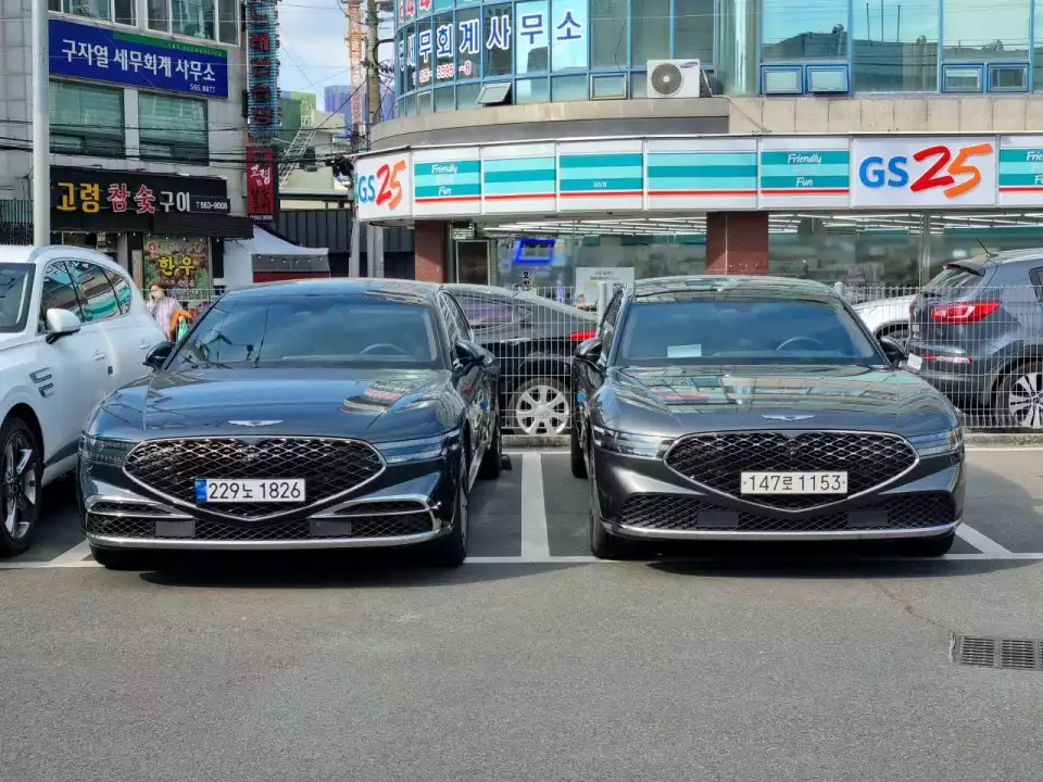 주차장에 G90 두 대가 있었습니다. 왼쪽은 G90 롱휠베이스&#44; 오른쪽은 G90 일반형 모델입니다.