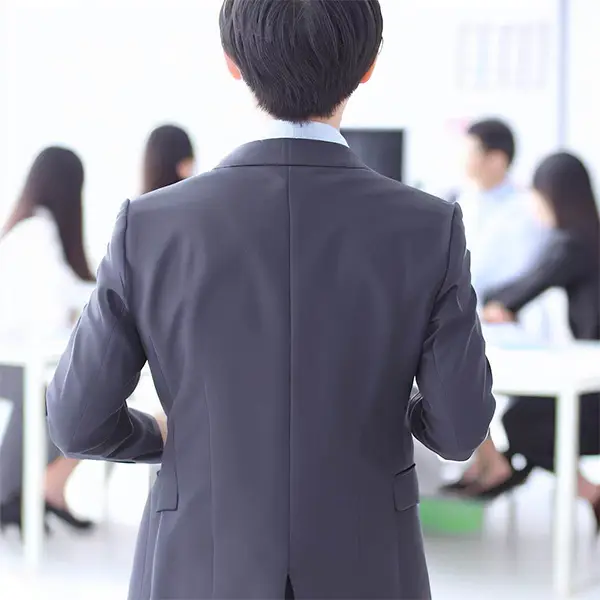 회의하고-있는-회사원의-뒷모습