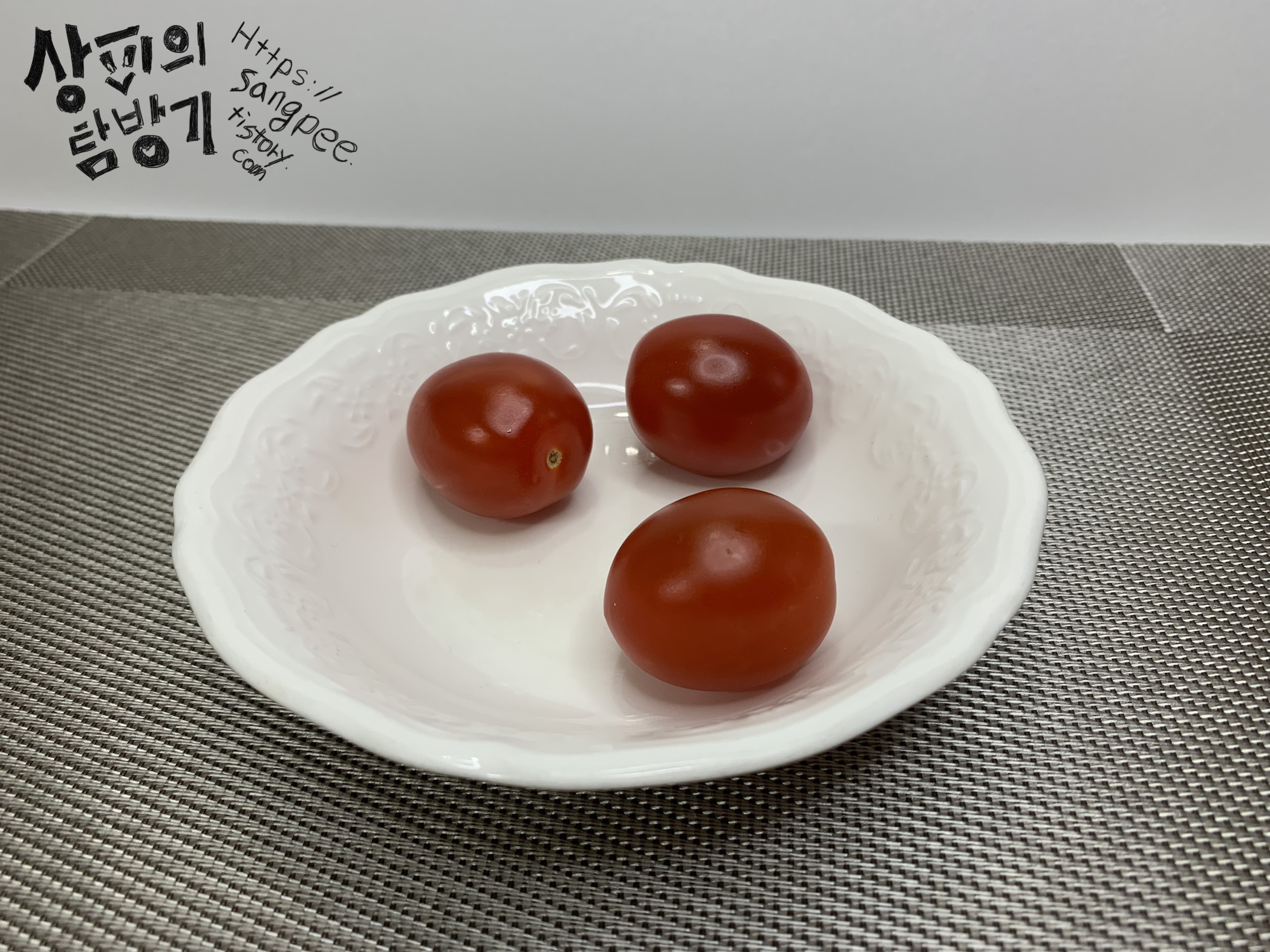 안경을-쓰지-않은-방울토마토-사진