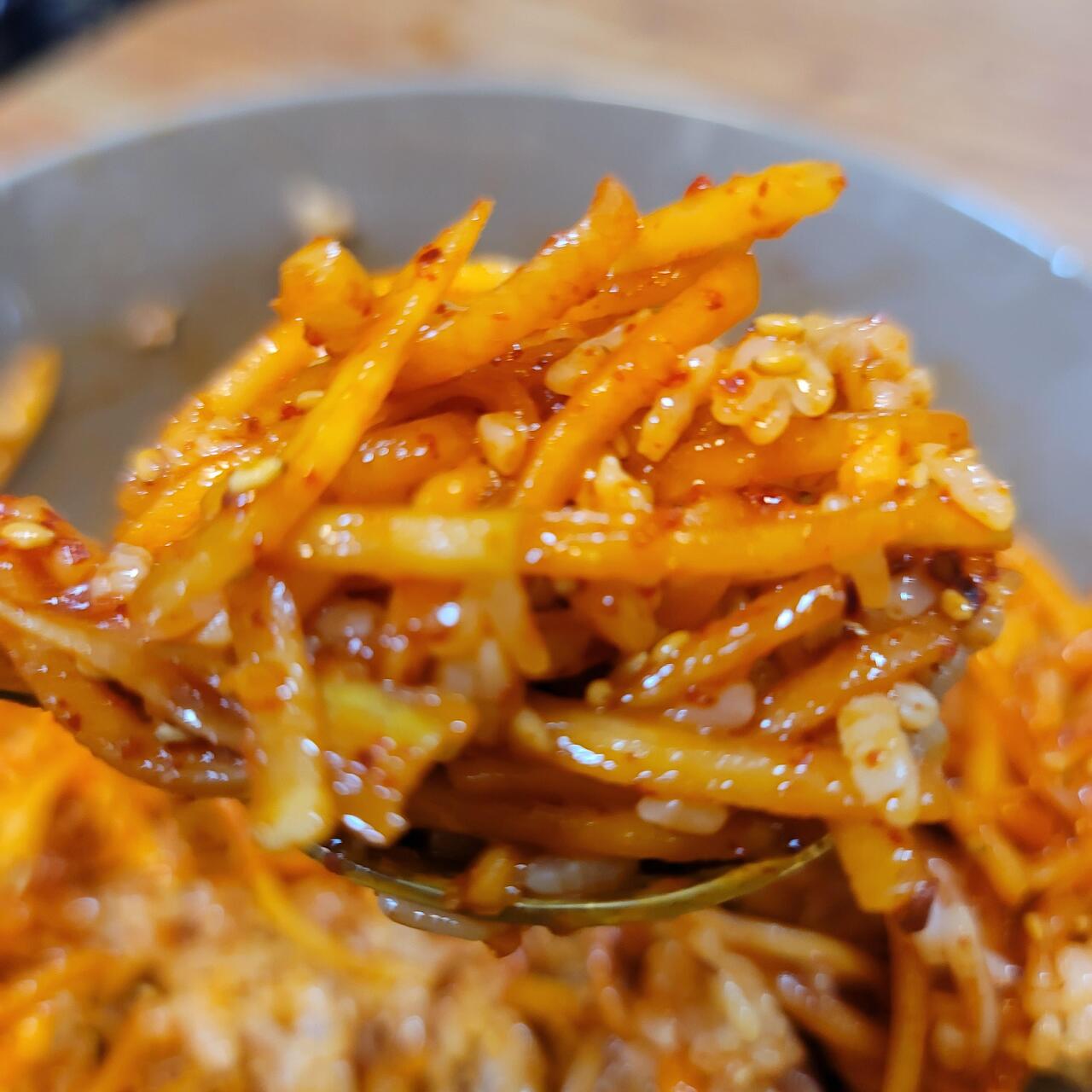  오늘 저녁 뭐먹지? 여름에 더 맛있는 무생채 들기름 덮밥