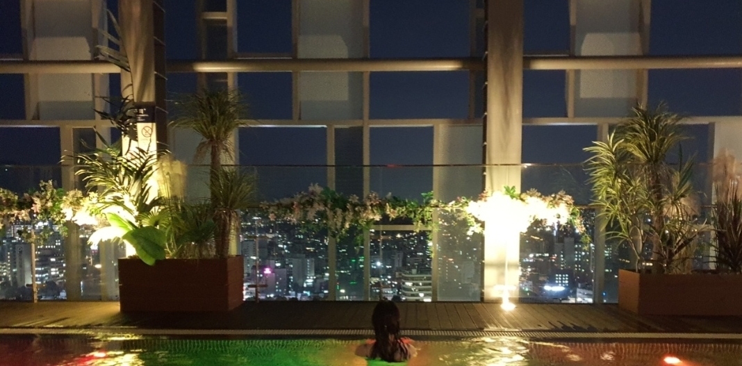 호캉스 브이로그 _ 노보텔 앰배서더 서울 동대문(Novotel Ambassador Dongdaemun Hotel) / 조식 / 수영장 /푸드익스체인지 - YouTube 가을 저녁의 <노보텔 앰배서더 서울 동대문> 수영장 후기” style=”width:100%” title=”가을 저녁의 <노보텔 앰배서더 서울 동대문> 수영장 후기”><figcaption>가을 저녁의 <노보텔 앰배서더 서울 동대문> 수영장 후기</figcaption></figure>
<figure><img decoding=