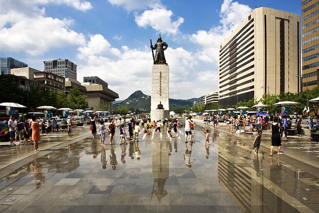 이순신 동상 앞 물놀이터 사진