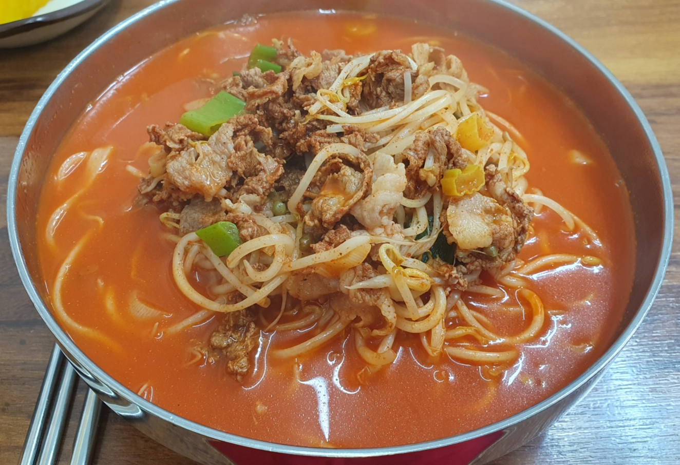 얼큰제육칼국수