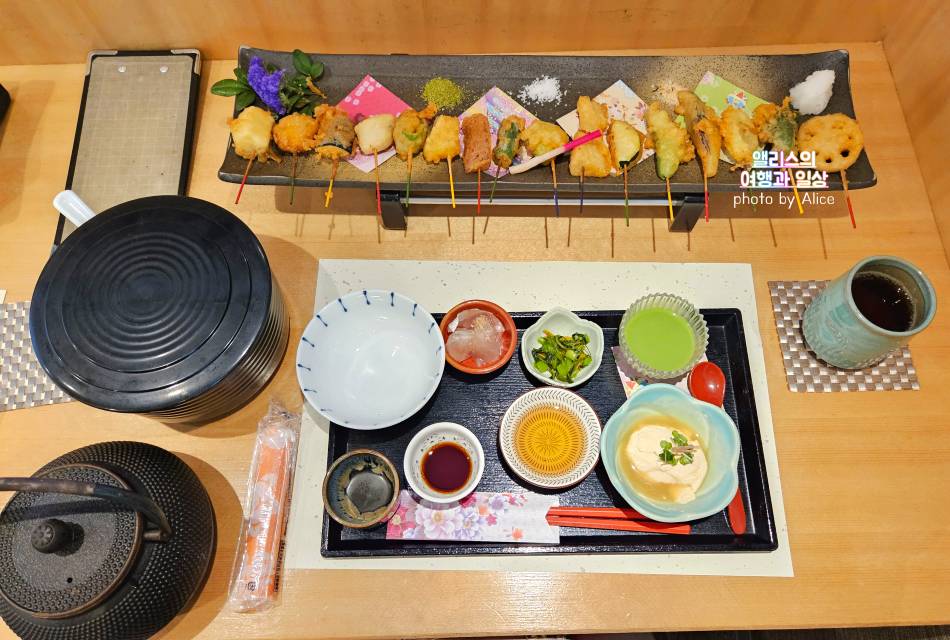 일렬로 늘어선 맛있는 꼬치 튀김 교토 기온 본점 마이코 한 리뷰