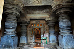 조각된 기둥 Shravanabelagola&#44; 인도