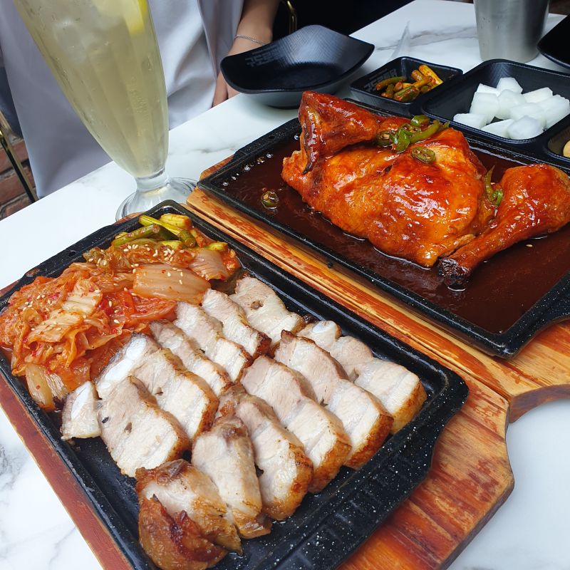 철판에-고기와-김치가-올라간-음식과-빨간-양념-통닭