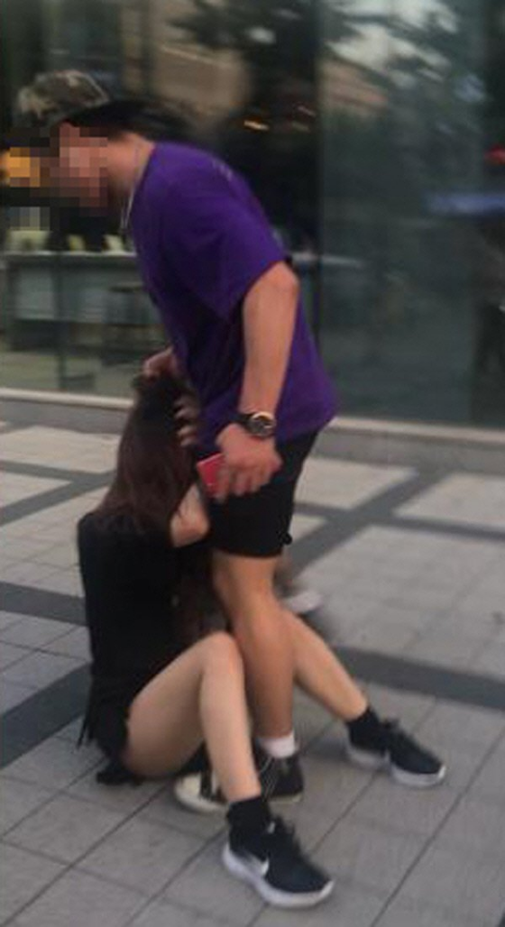 일본 여성이 캣콜링을 거부하자 폭력을 행사하는 한국남성의 야만스런 모습