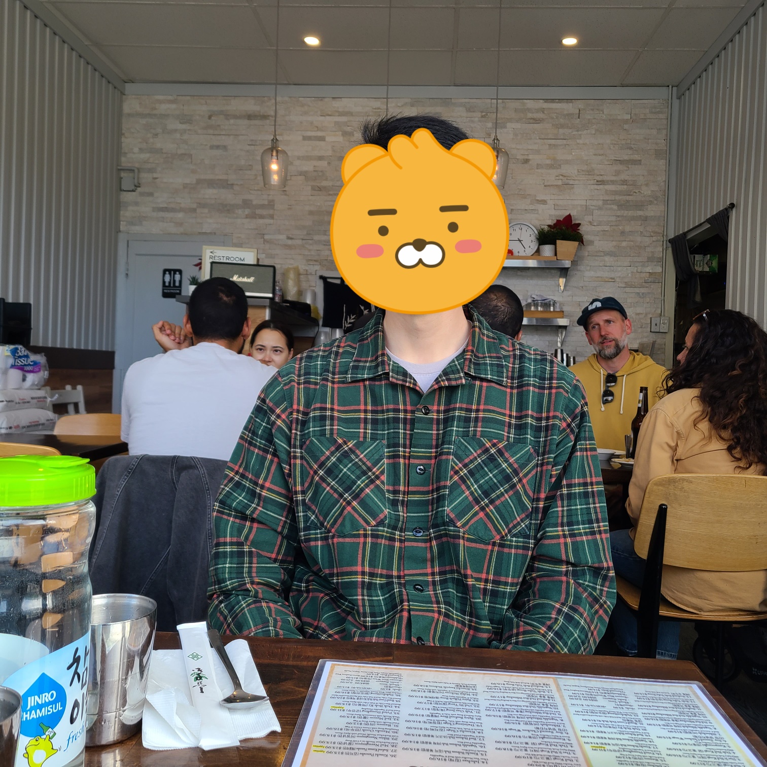내부는 좁은 한식점 만나 (Manna)
