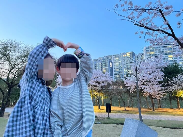 용인-구갈레스피아-벚꽃나무를-배경으로-아이들-하트-사진