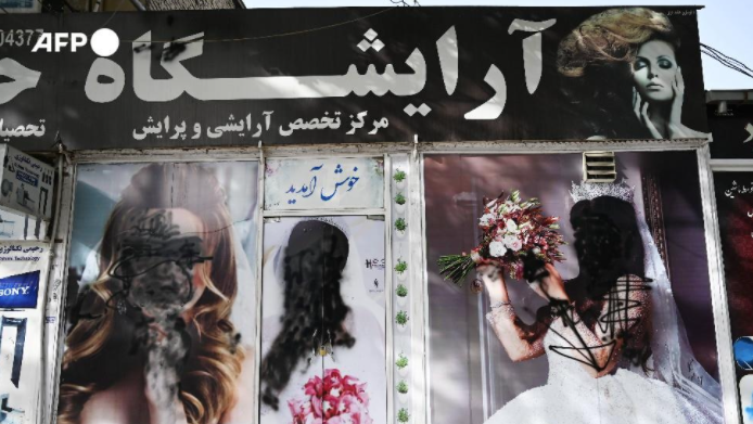 2021 탈레반이 다시 점령한 카풀에 여성 얼굴 노출 포스터가 검정색으로 칠해지고 있다.