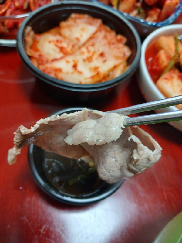 소스에 고기 찍다