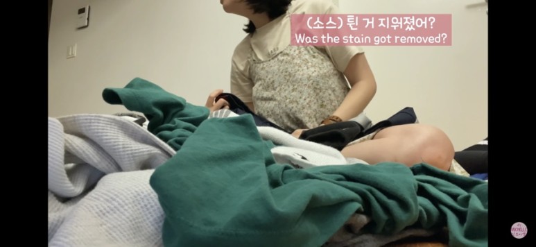 Was the stain got removed?

소스 자국 지워졌어?