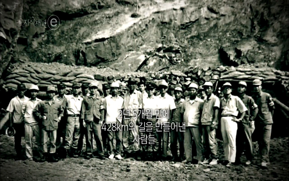 지식채널-e모두의 도로길 위, 누군가의 삶은 멈추었고 세상은 빨라졌다.mp4_20220506_210043.987.jpg