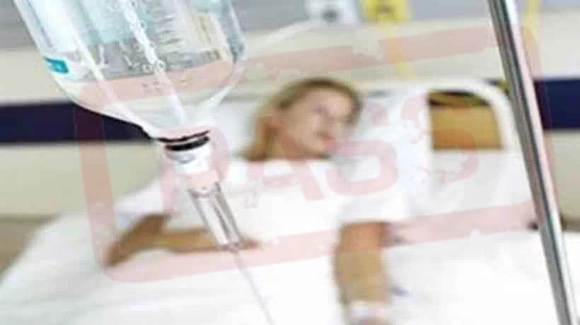 링겔을 꽂고 병실 침대에 누워있는 여성환자