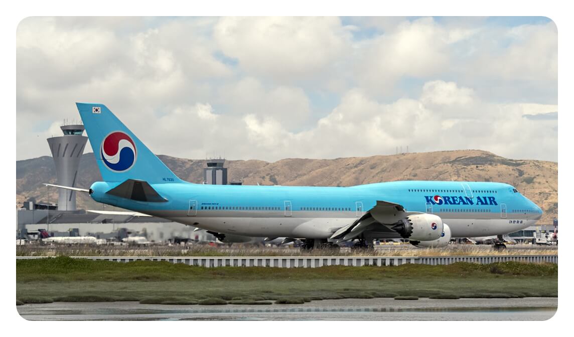 대한항공 KOREAN AIR B747-8i 여객기가 비행하는 모습을 찍은 사진