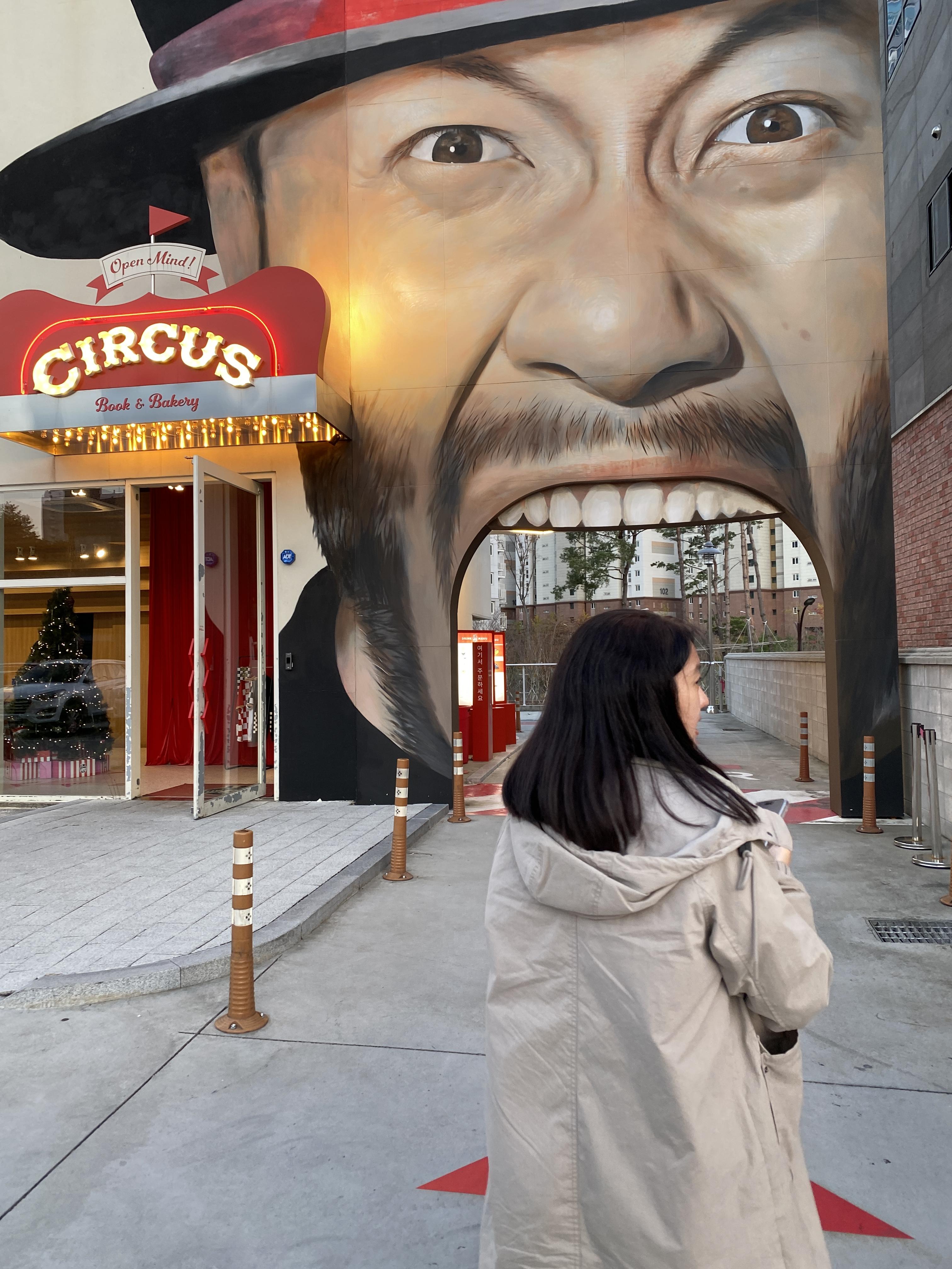  경남 김해 가볼만한곳 홍철책빵 CIRCUS 김해점 주차 가격 리유저블컵 추천 팁 럭키가이 홍철 럭키가이 카페 우유식빵