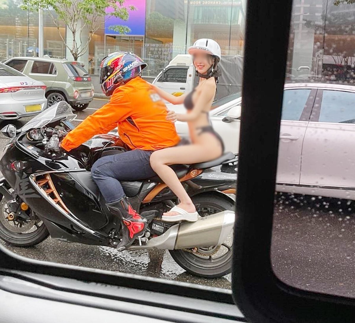  강남서 여성들 비키니 입고 무더기 활보 당시 모습 확산