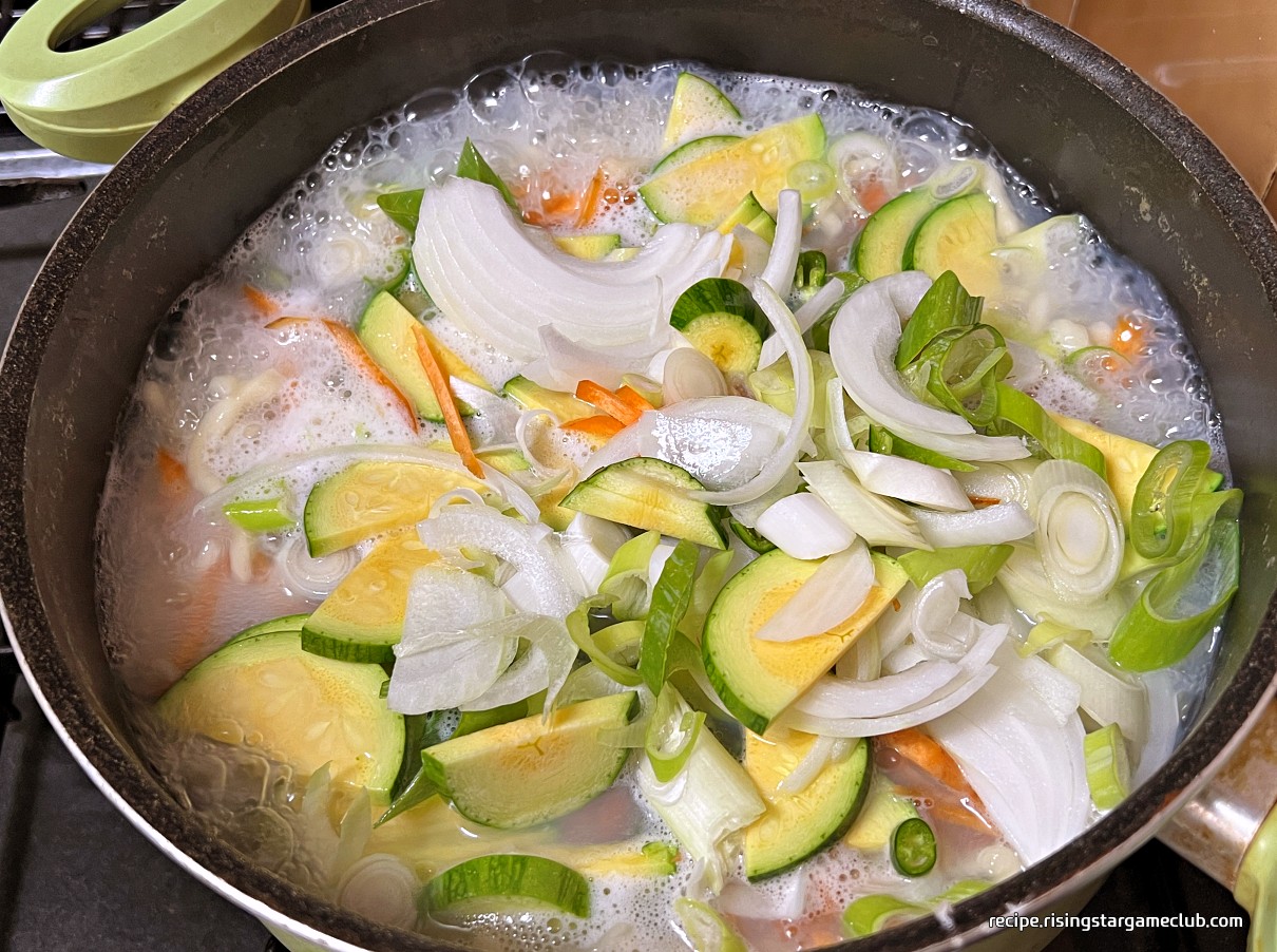 바지락 칼국수 육수에 야채를 넣고 끓이는 사진