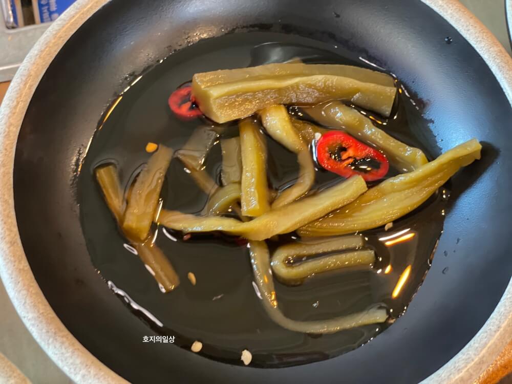 아산 곡교천 맛집 꽁당보리밥 - 기본찬 상추대 장아찌