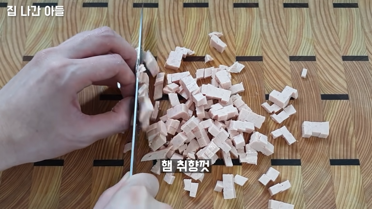 "밥에 계란만 부었는데 맛있고 색다른 요리가 완성되었습니다" 달콤한 야채와 밥이 너무 잘 어울리는 초간단 밥전 레시피 6 img