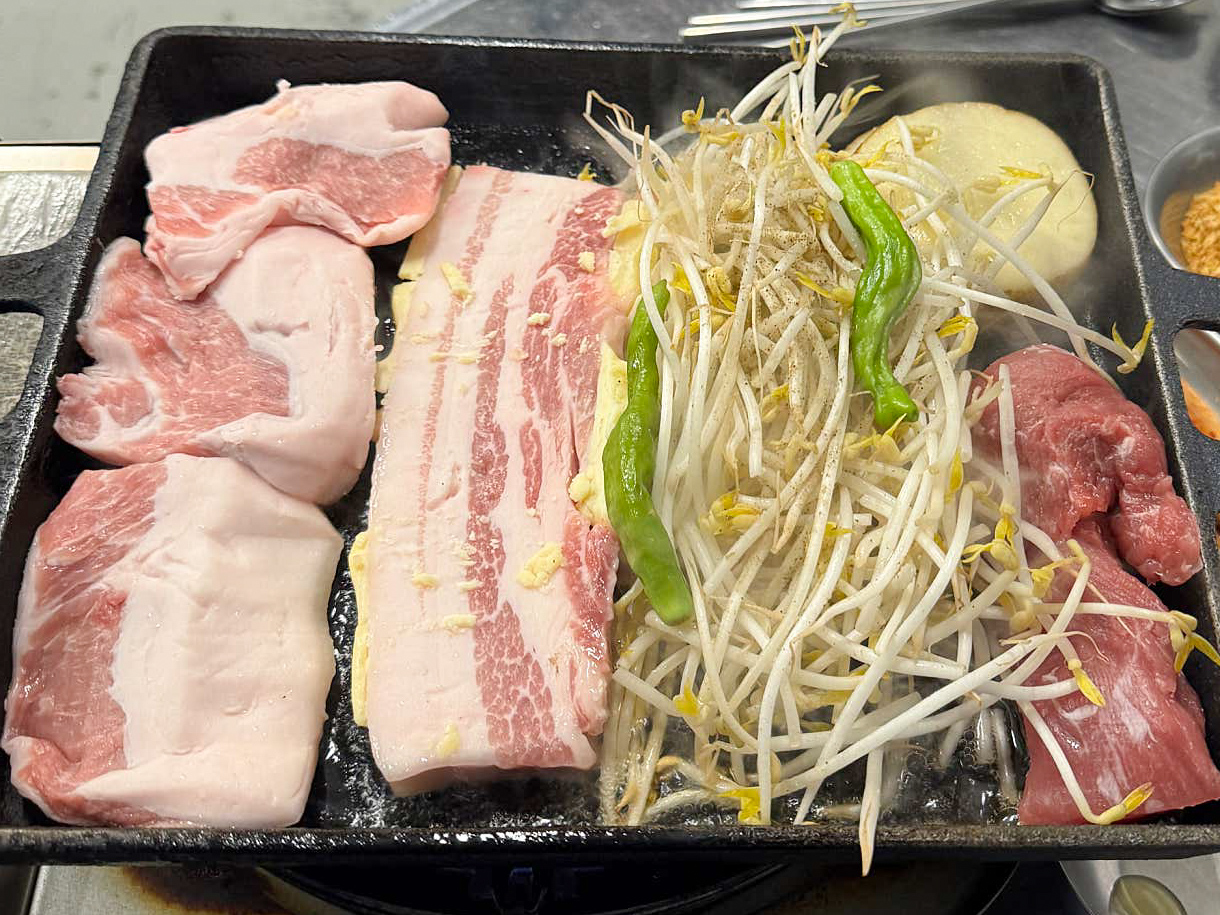 버터삼겹살이 불판에서 구워지는 사진
