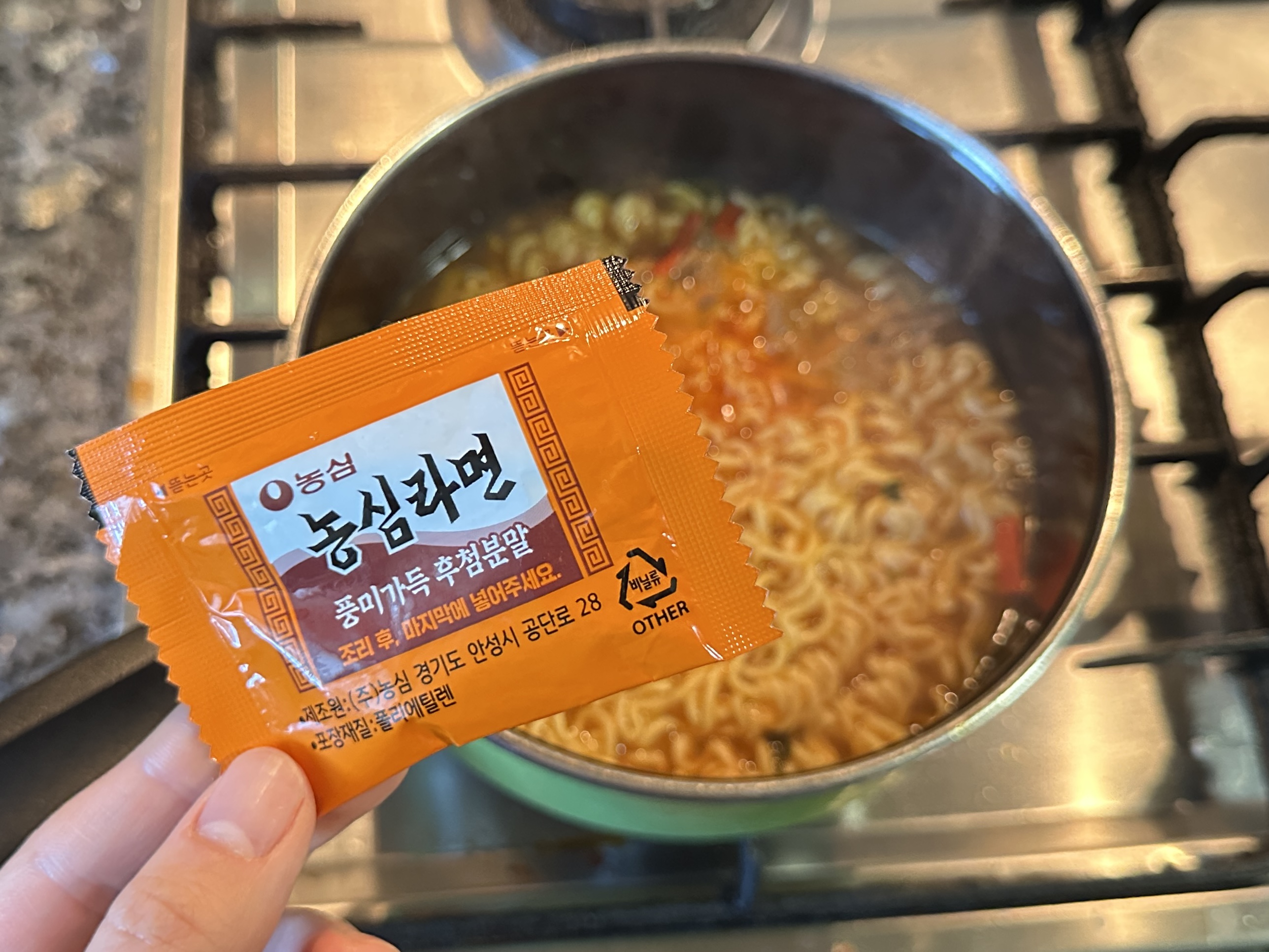 후첨분말을 넣긴 전 농심라면을 먹는 사진