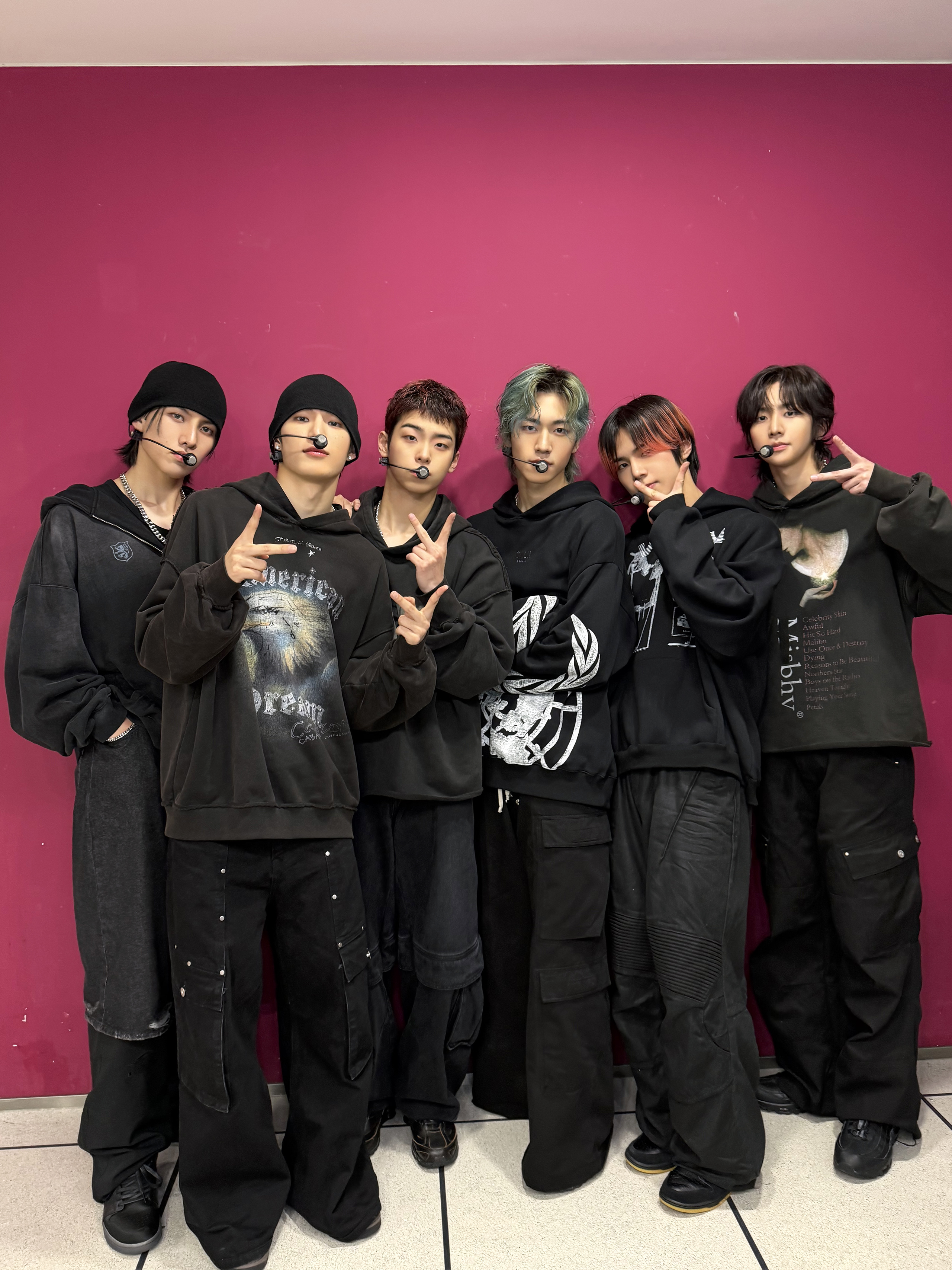 멤버 전원 피지컬이 좋아서 퍼스널컬러가 무채색 블랙인 아이돌 | 인스티즈