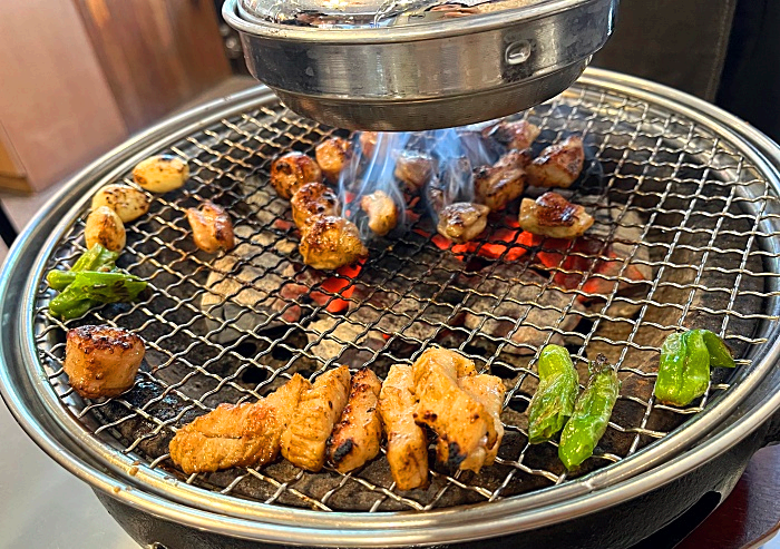 불판에 곱창모듬 굽는 모습