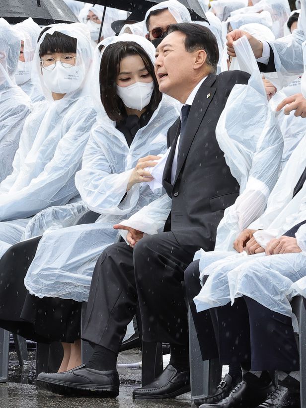  尹대통령 빗물 닦아준 김건희 여사 우의 입고 현충일 추념식 참석 윤석열 대통령 정장 위에 떨어진 빗물을 닦아주는 등 윤 대통령을 보살피는 모습이 포착 귀감될만한 일상