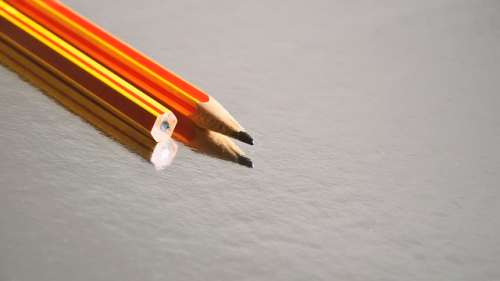 흑연을-사용해-만든-연필의-모양