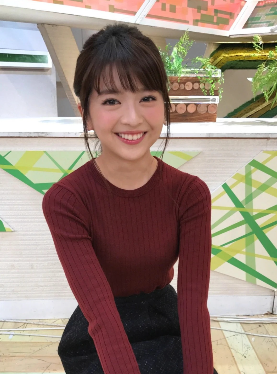  일본 유흥업소 출신 아나운서 후쿠다 나루미,  최고급 텐프로 클럽 긴자 쌀롱 출신, 손님이 원하면  1박 2일이 지내는 것이 보장되는 클럽, 현재는 메인 일거리는 다 잘리고 뒷방신세...