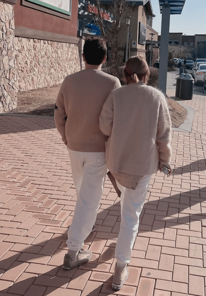 서인영이 남편과 브라운 색의 옷을 맞춰 입고 팔짱을 끼고 걷고있는 뒷모습