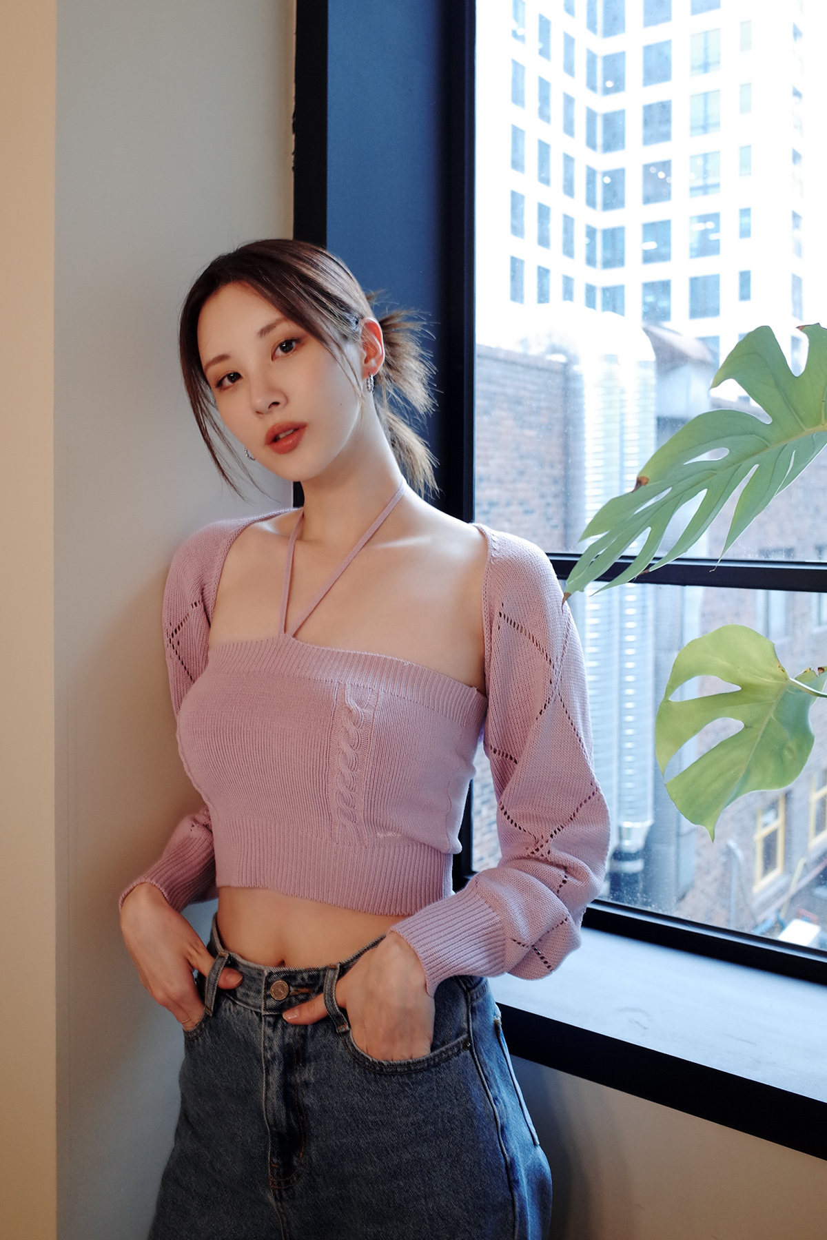  소녀시대 서현 배꼽이 보이는 묵직한 연보라색 끈홀터넥