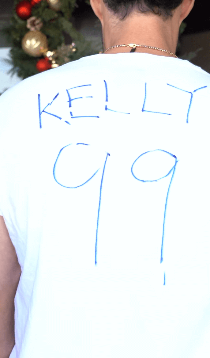 조 켈리의 아내가 남편의 등번호를 17번에서 99번으로 변경시키는 영상(출처: 조 켈리 아내 인스타그램)
