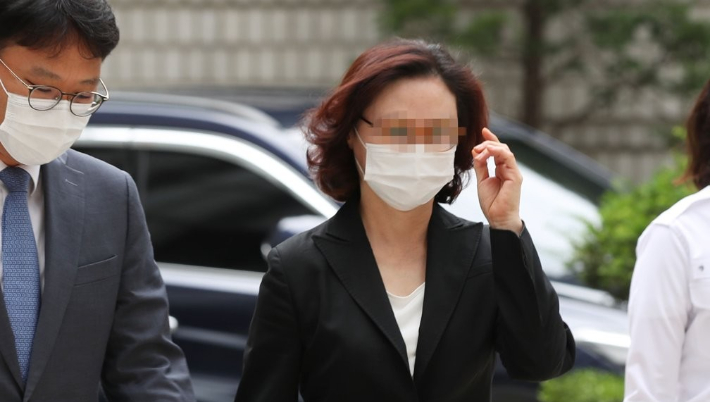 정경심, 자녀 <b>입시</b>비리 <b>재판</b>후 쓰러져 병원 이송 24일 공판후... 