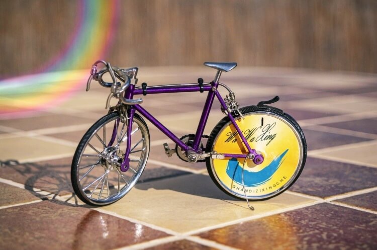 대리석-바닥위에-세워진-보라색-자전거
