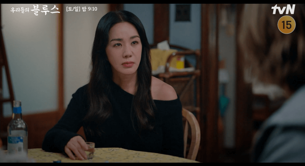 고미란의 역의 엄정화가 정은희의 이야기를 듣고 있는 장면 스틸컷