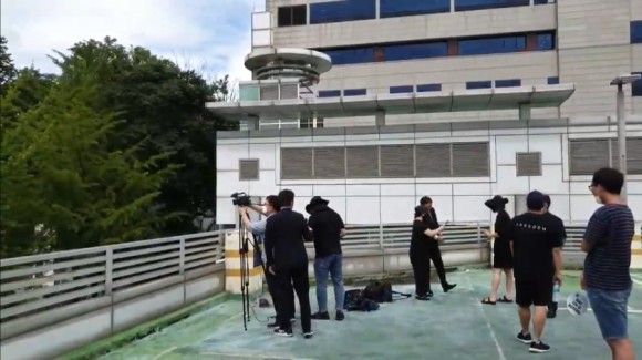 서울시청 앞 박원순 분향소 앞 성창경TV서울대병원 장례식장 주차장에 마련된 강용석·김용호·김세석·김용호·양평의 집. 유튜브 ON. 2020년 7월 11일 2시 30분 25