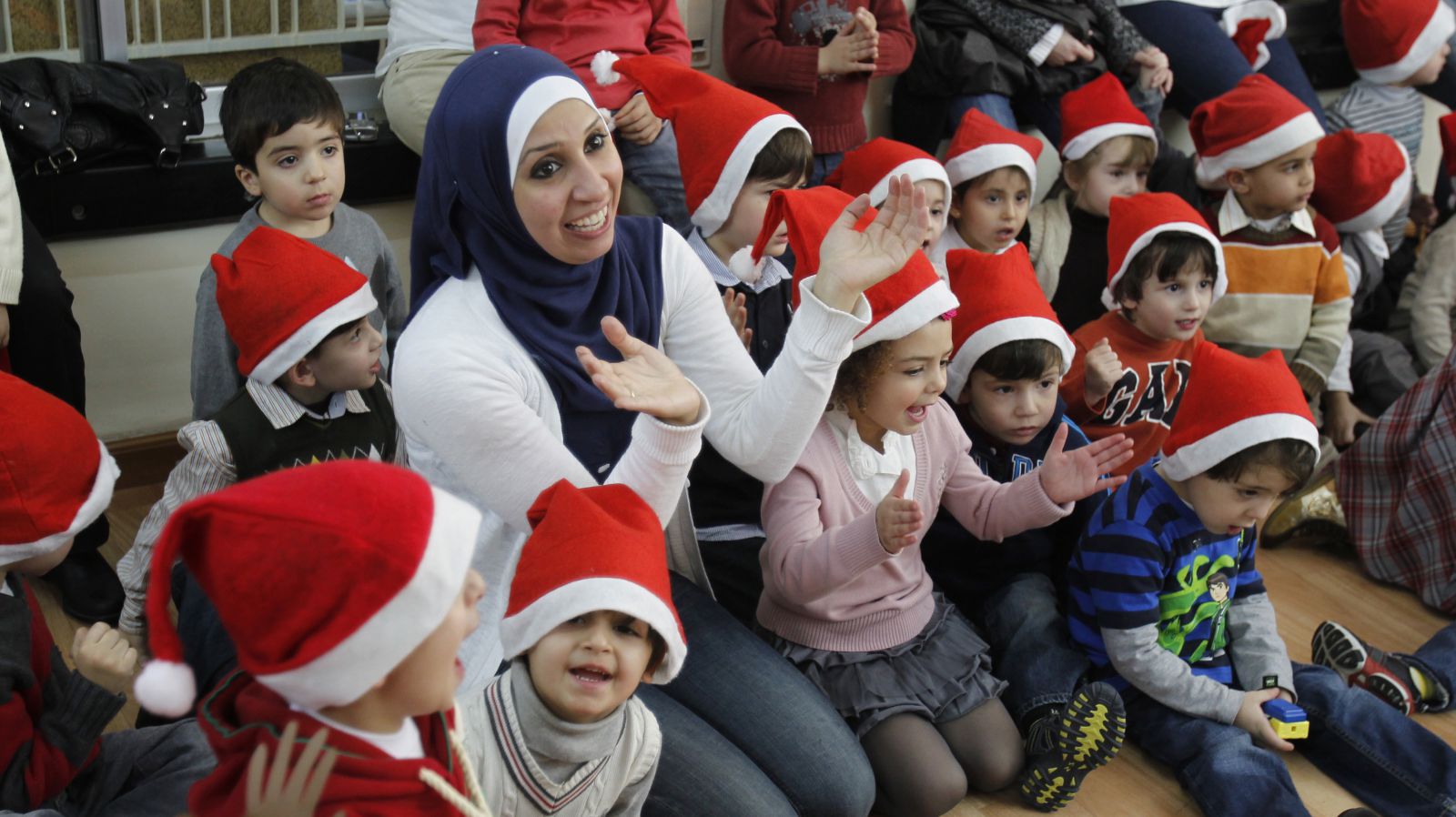 크리스마스 축제를 즐기는 이슬람 국가 유치원