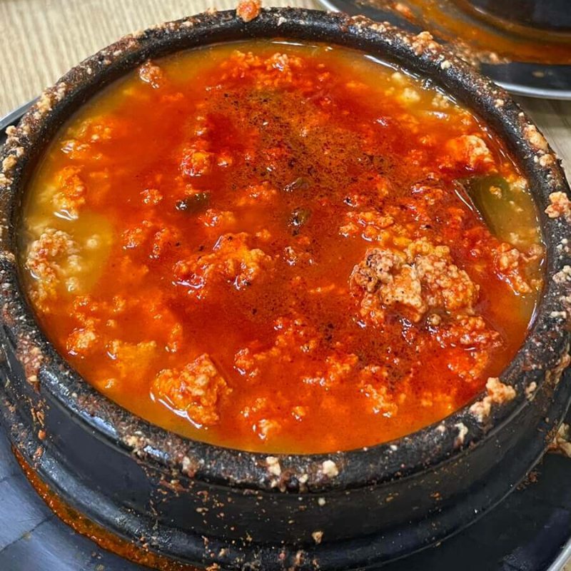 검정그릇안에-빨간-국물의-순두부찌개